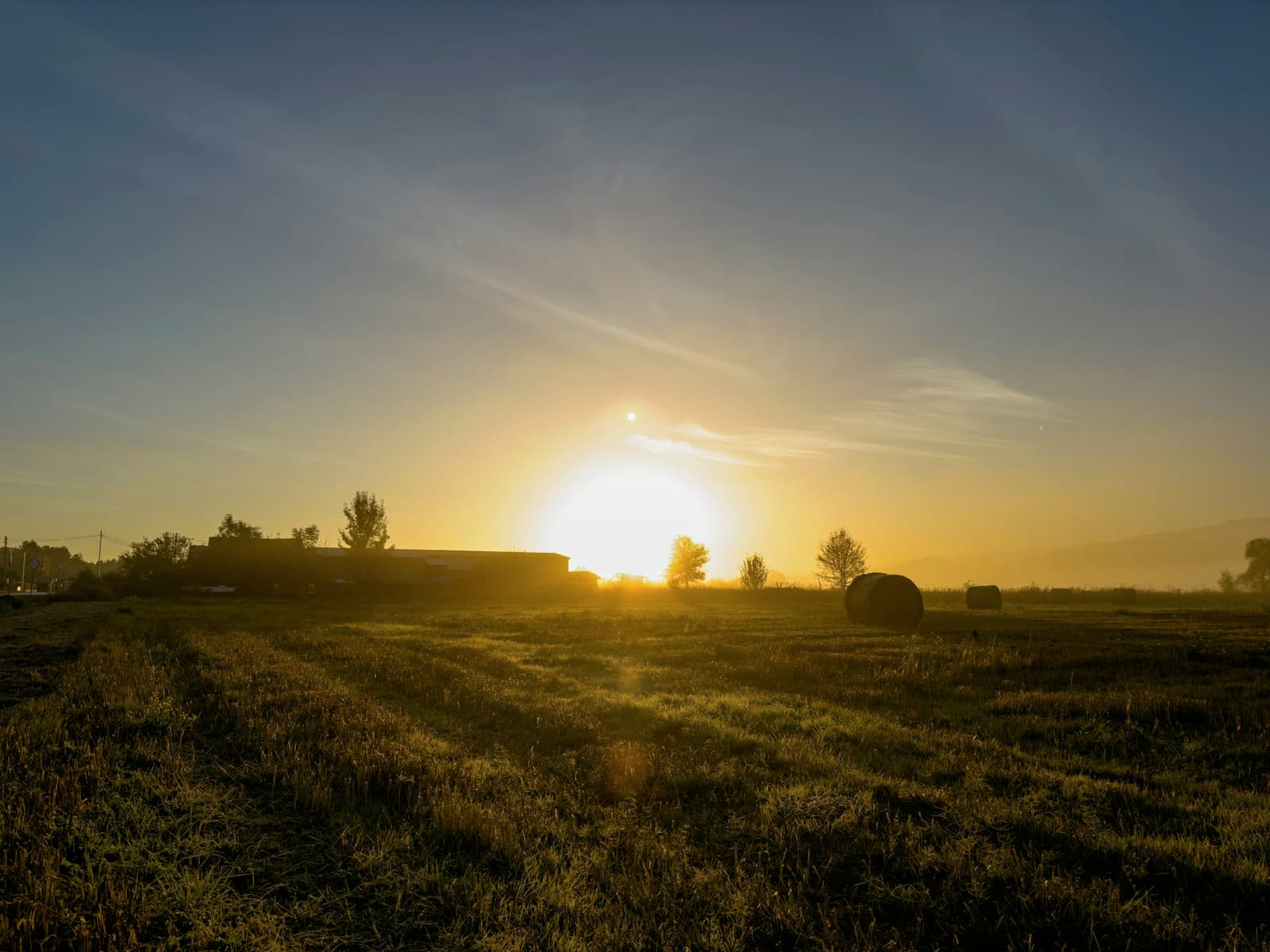 Campo rural argentino al atardecer