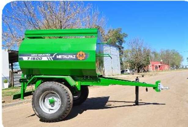 Cisterna Metalpaz para agua en un campo